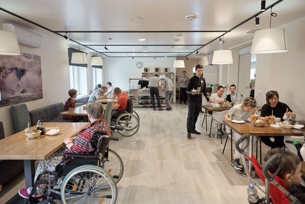 Пациенты во впемя обеда в ресторане клиники