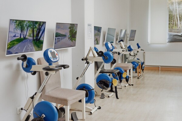 Зал с тренажёрами Мотомед в клинике реабилитации