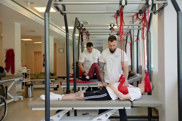 Пациент занимается на подвесной системе «Экзарта»