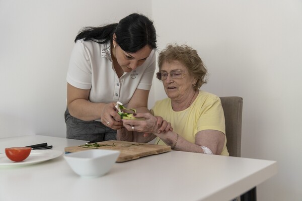 Пациентка тренируется готовить обед вместе с эрготерапевтом
