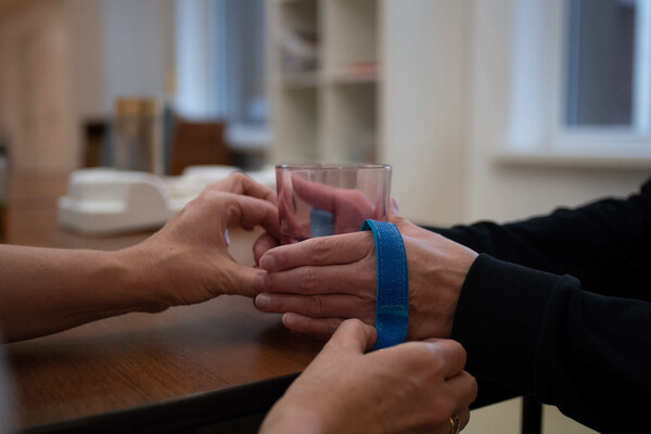 Приспособления, разработанные эрготерапевтами для людей с контрактурами и спастикой, позволяют удерживать предметы в руках. Например, есть специальные держатели для стаканов