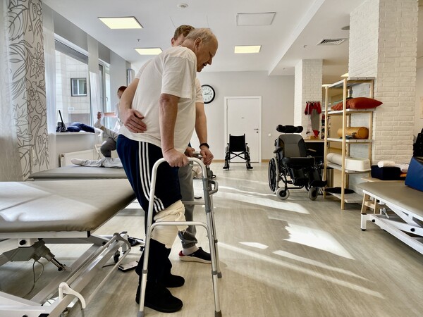 Пациент перемещается с ходунками