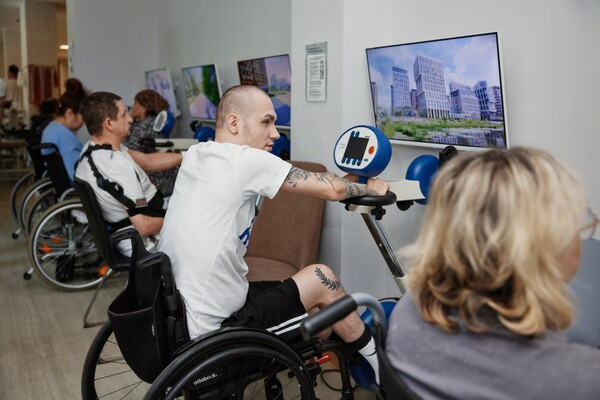 Пациент занимается на тренажёре мотомед