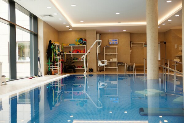 Бассейн в клинике «Три сестры»