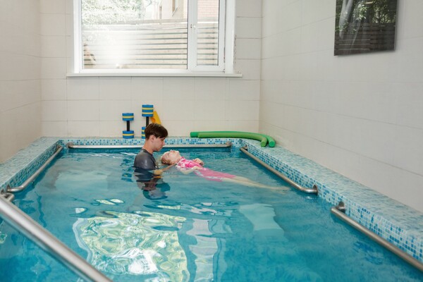 Пациентка занимается в бассейне