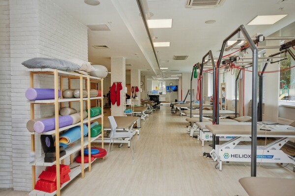 Зал физической терапии в клинике «Три сестры»