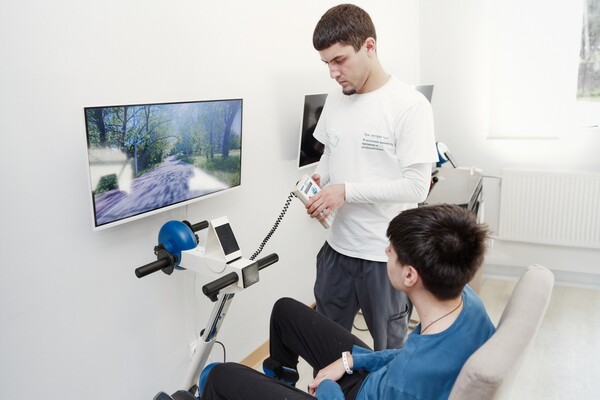 Занятие на тренажёре Мотомед