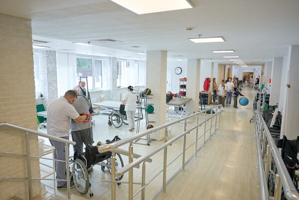 Занятия в зале физической терапии
