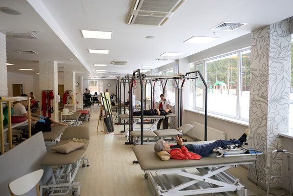 Занятия в зале физической терапии