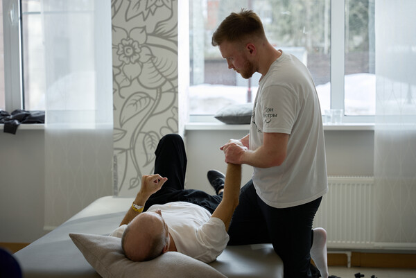 Физический терапевт помогает восстановить подвижность руки