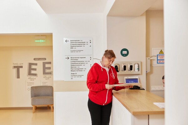 В холле клиники реабилитации «Три сестры»