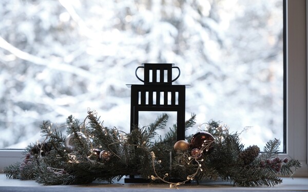 Новогодний фонарь на окне